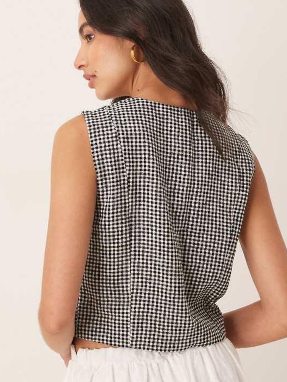 Abercrombie & Fitch linen mix high neck cropped vest top in black gingham - Picture 3 of 7
